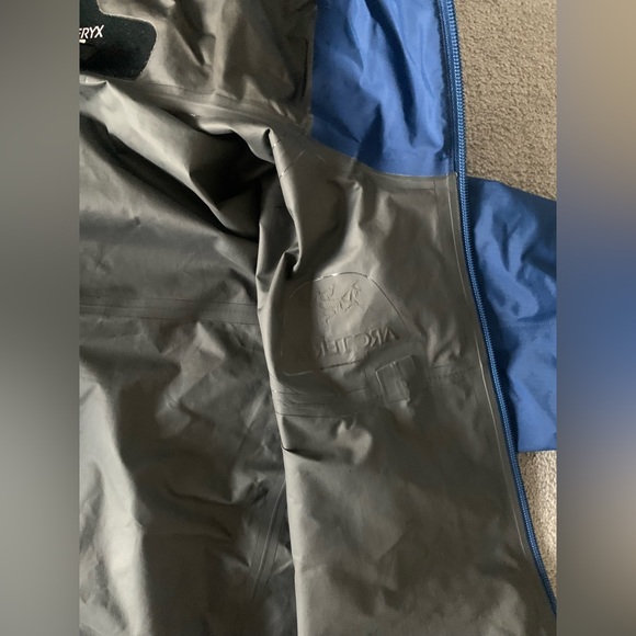 XS Arcteryx Gore-Tex Men’s Jacket (Deep Blue) - Picture 6 of 7